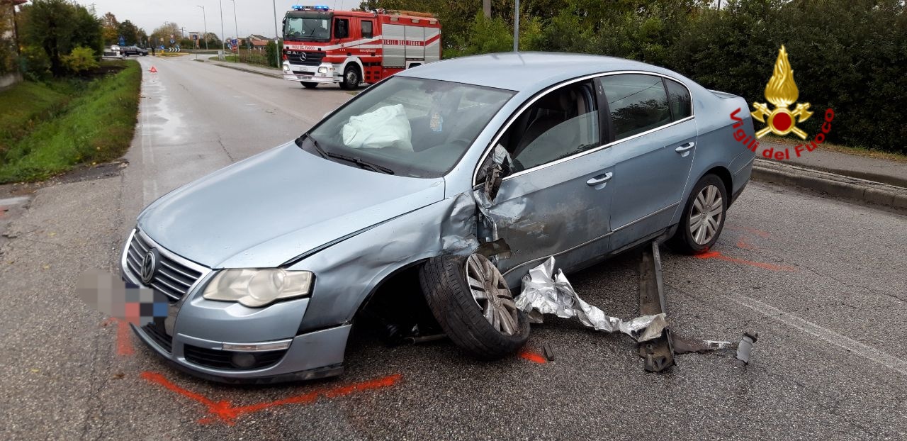 Scontro Tra Due Auto Una Persona Resta Incastrata Nell Auto Ribaltata