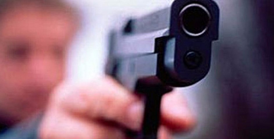 Sorprende la moglie con l’idraulico e lo minaccia con la pistola