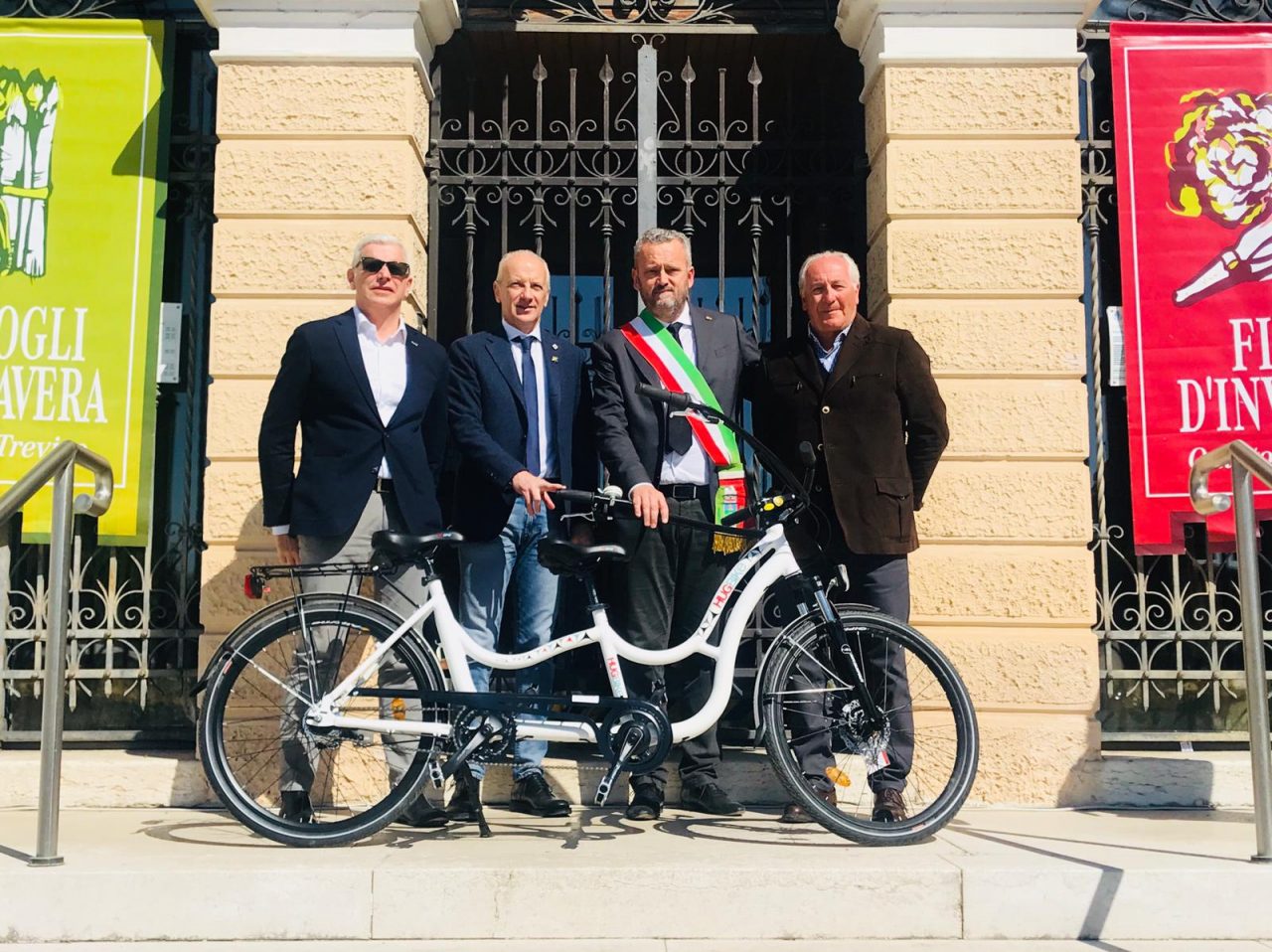 La bici degli abbracci donata da Ascotrade donata al Comune di Quinto