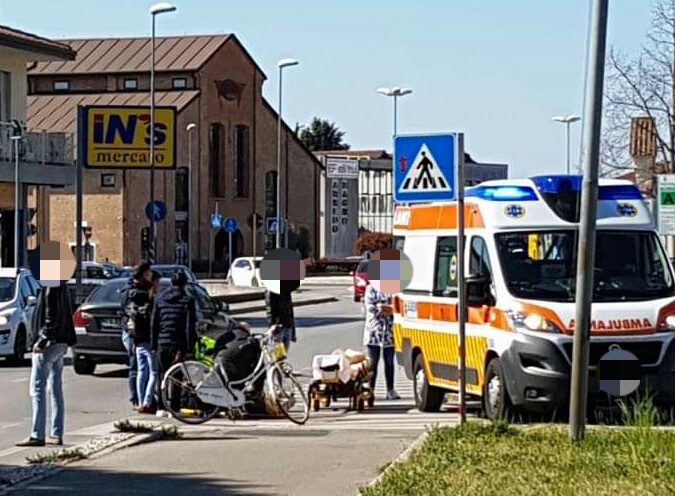 Ciclista investito sulle strisce pedonali davanti al Matto Rosso