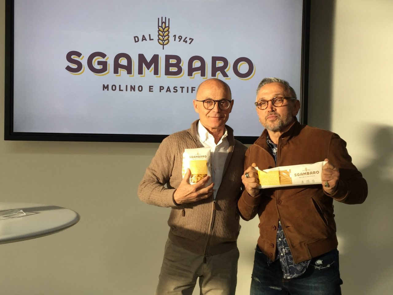 Lo chef Bruno Barbieri cucina con pasta Sgambaro
