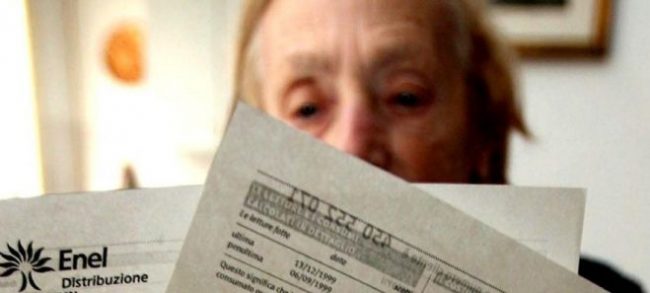 Niente pesce di aprile: da lunedì calano le bollette di gas e luce