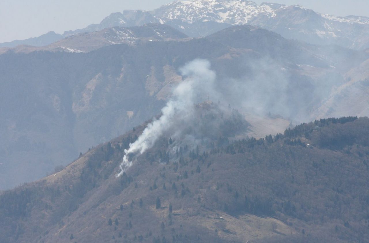 Monte Summano in fiamme, al lavoro le squadre di soccorso (in aggiornamento)