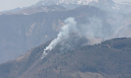 Monte Summano in fiamme, al lavoro le squadre di soccorso (in aggiornamento)