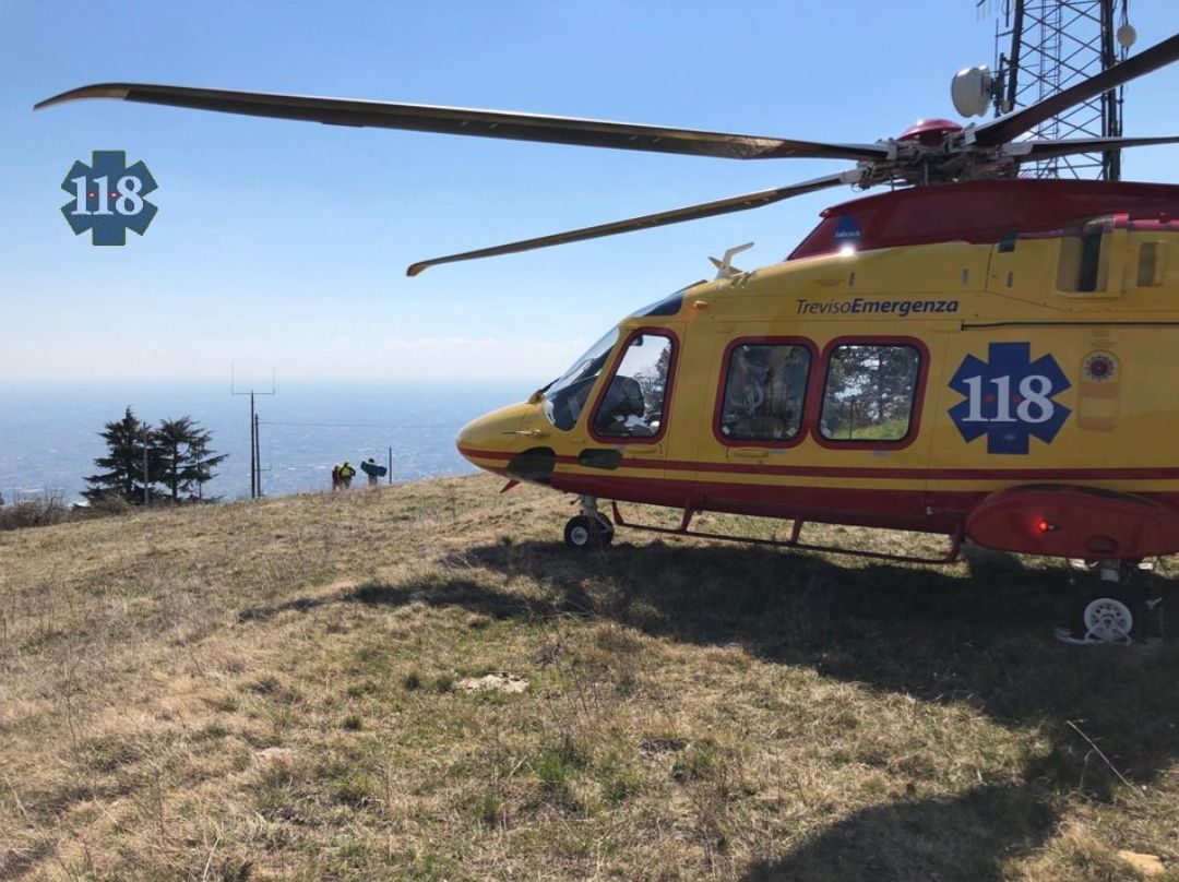 Borso del Grappa, parapendio precipita nel bosco: incolume il pilota recuperato dal Soccorso Alpino