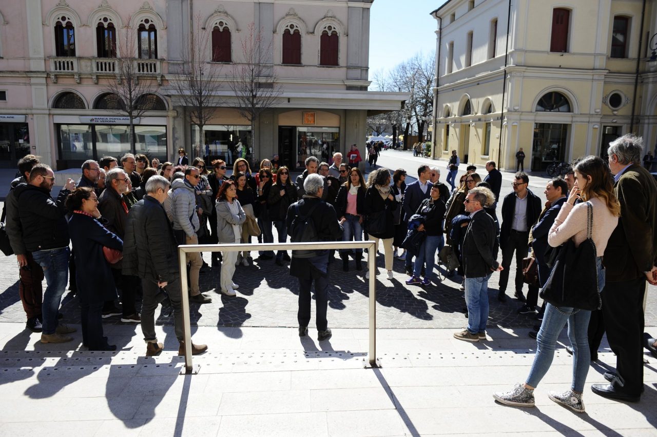 Una passeggiata per combattere il degrado urbano