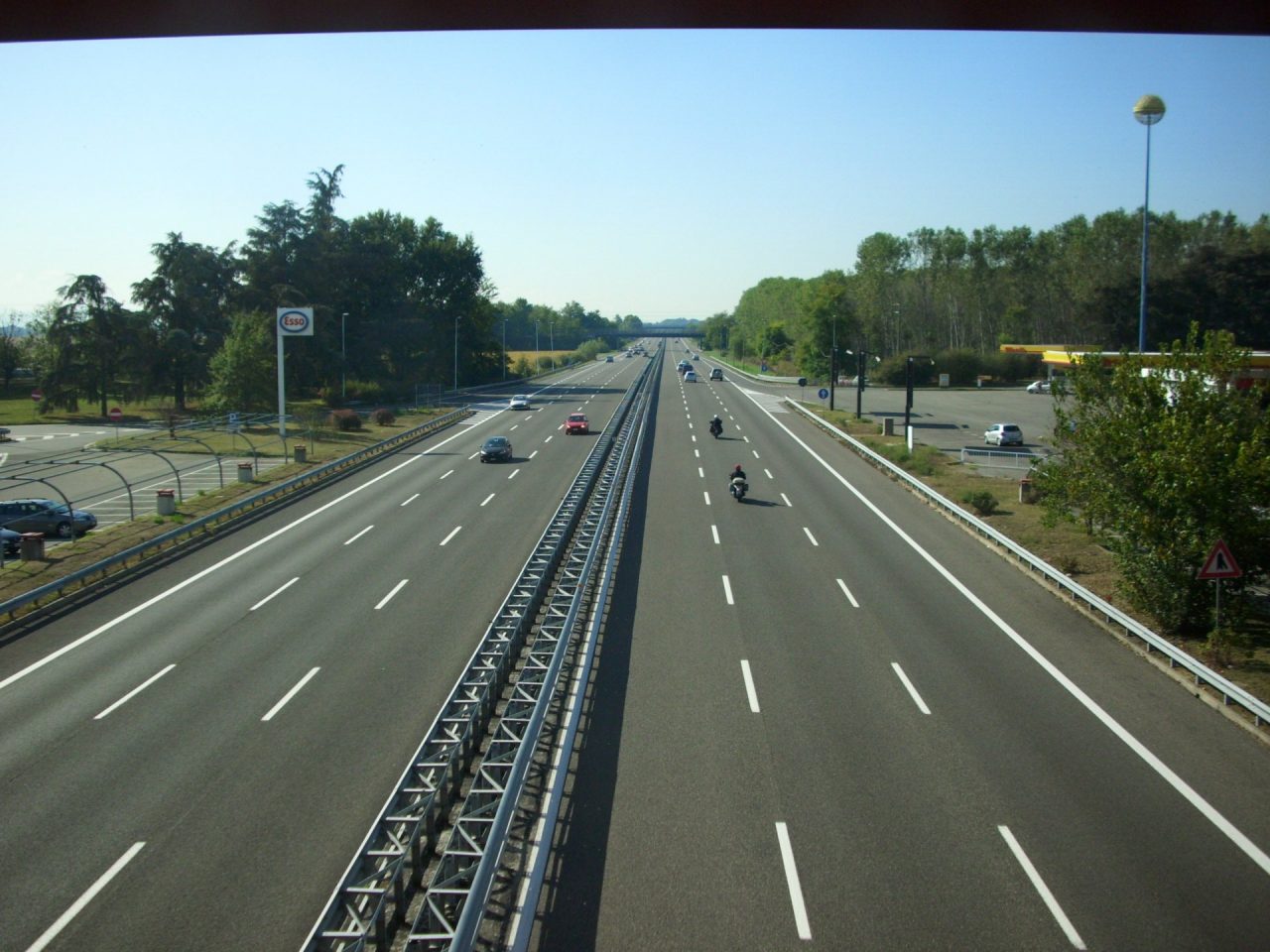 Incubo sassi dal cavalcavia sulla superstrada Pedemontana, provvidenziale la segnalazione di un automobilista