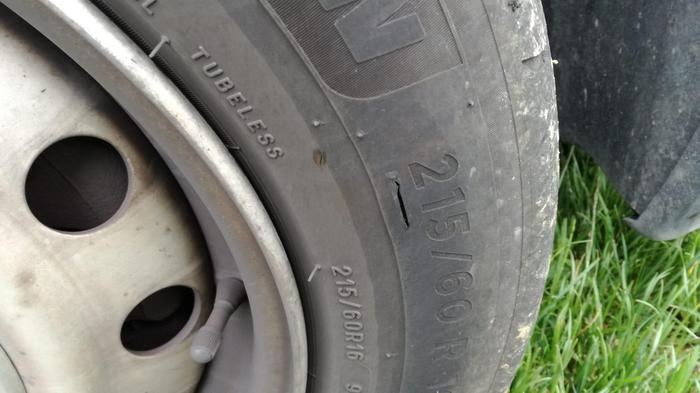 Tagliate gomme auto troupe giornalistica Rai a Vicenza