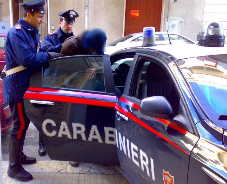 Fra i prosciutti e i salami anche due pietre di cocaina purissima