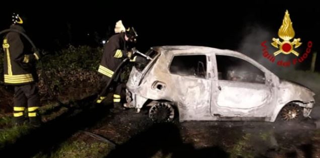 Auto in fiamme a Monfumo