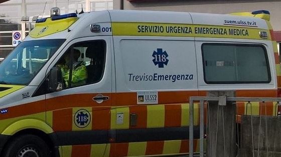 Donna senza vita nella taverna di casa