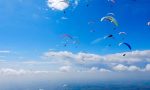 Parapendio in volo nei cieli del Grappa