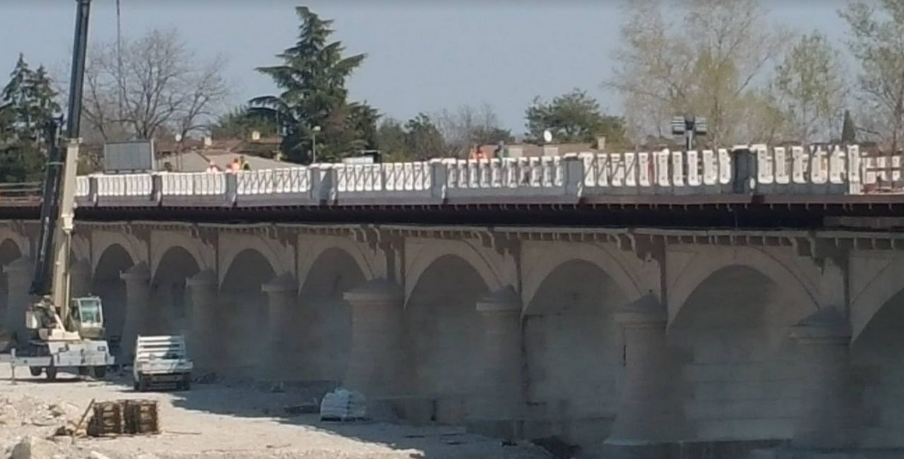 Ponte della Priula, si montano i parapetti