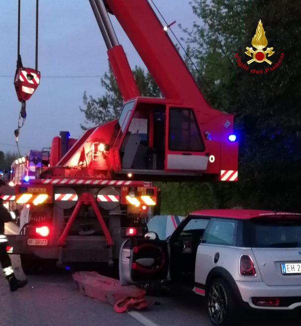Vigili del fuoco di Castelfranco e carabinieri rischiano di essere investiti mentre prestano soccorso