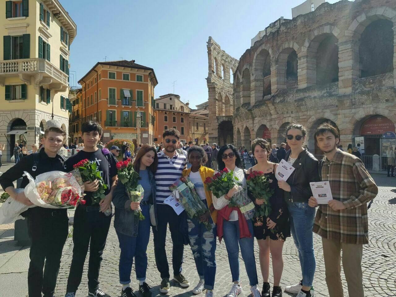 Il pane e le rose in Veneto consegnati 1.200 omaggi floreali agli operai al lavoro il Primo Maggio