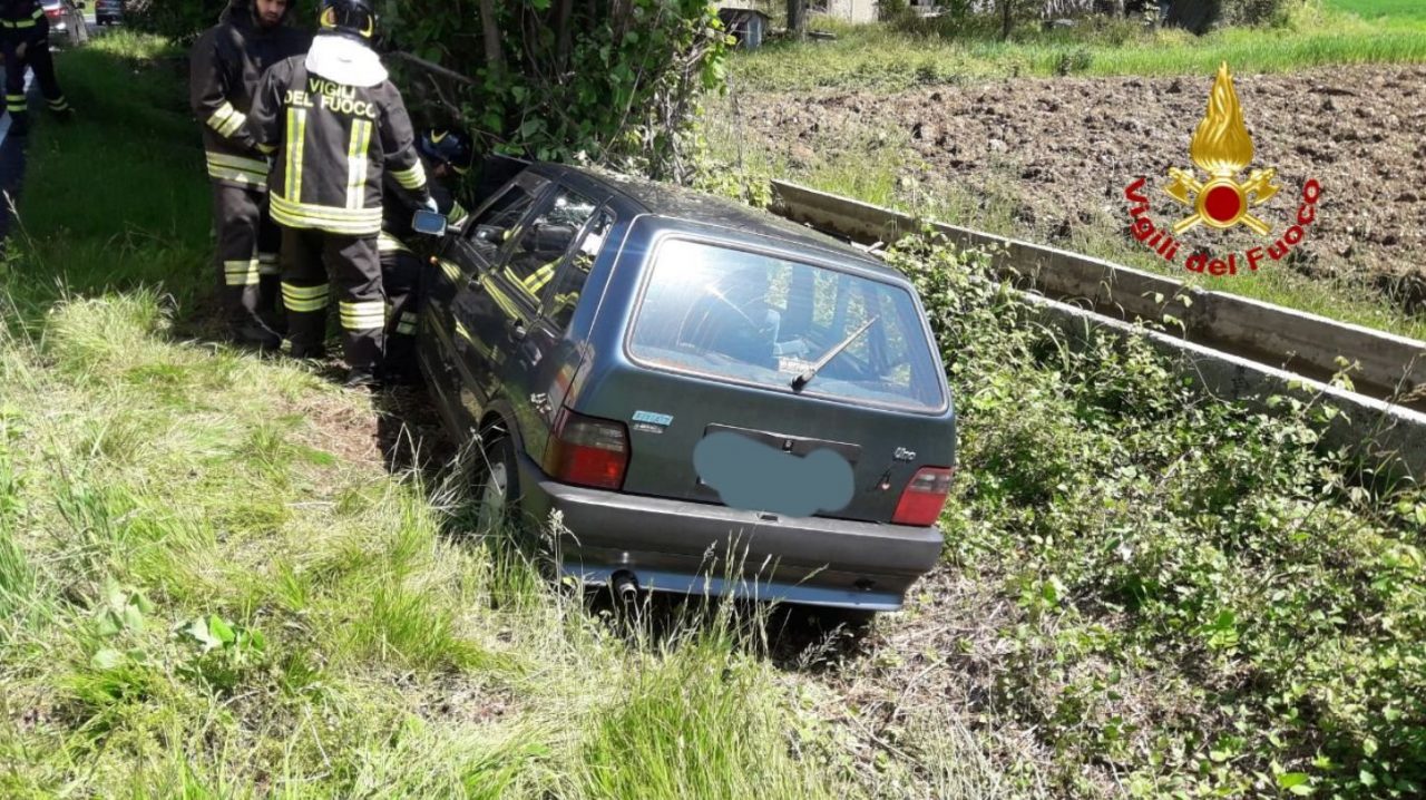 Muore finendo con l’auto contro un albero