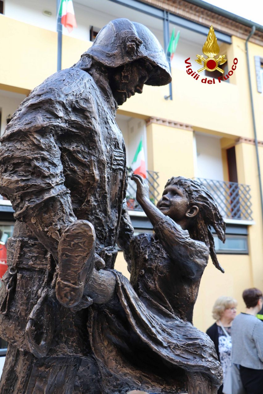 A Castelfranco la prima statua in Italia dedicata ai Vigili del Fuoco