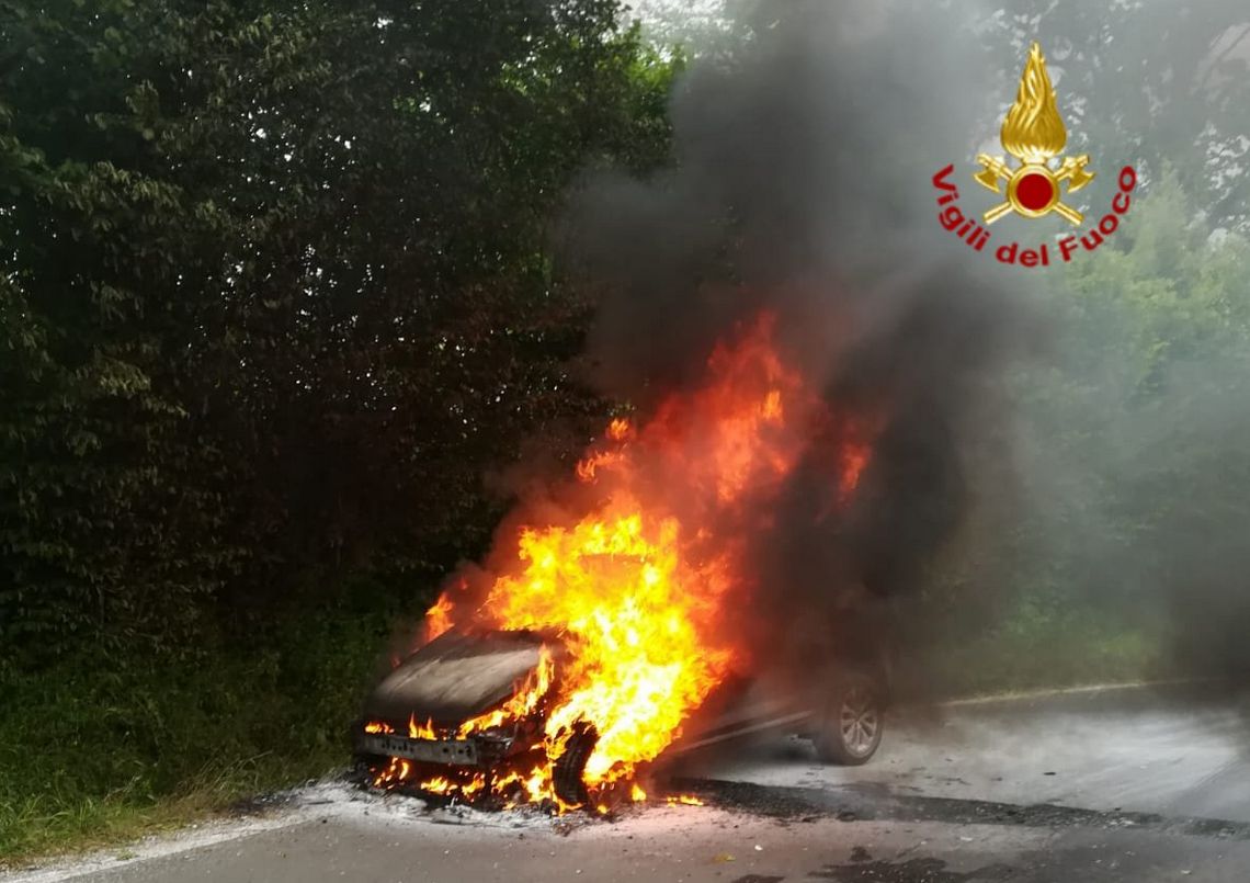 Auto in fiamme a Refrontolo