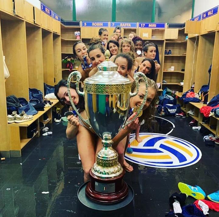 Nude con la coppa: le ragazze della Imoco Volley mandano in tilt i social