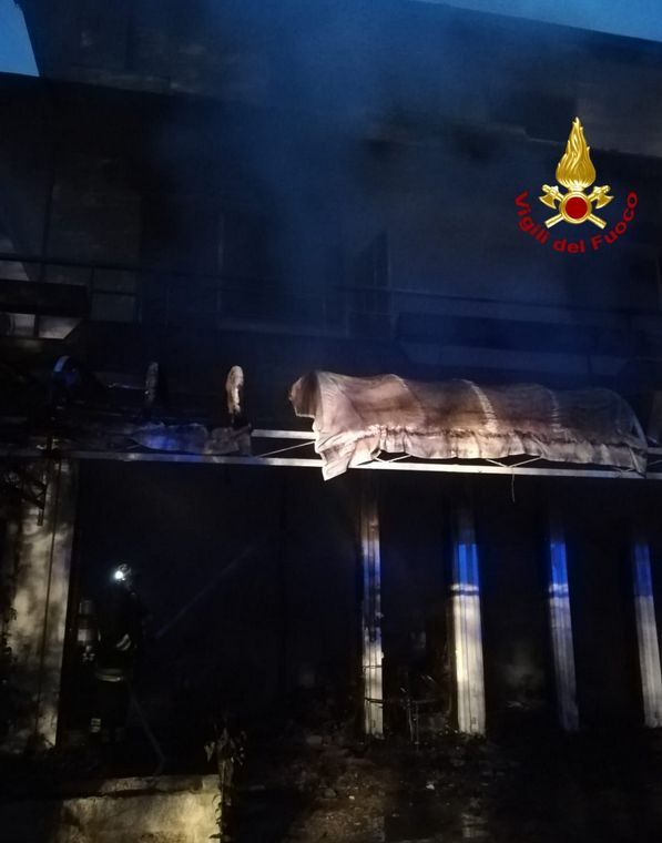 Va a fuoco il vecchio Hotel Tivoli