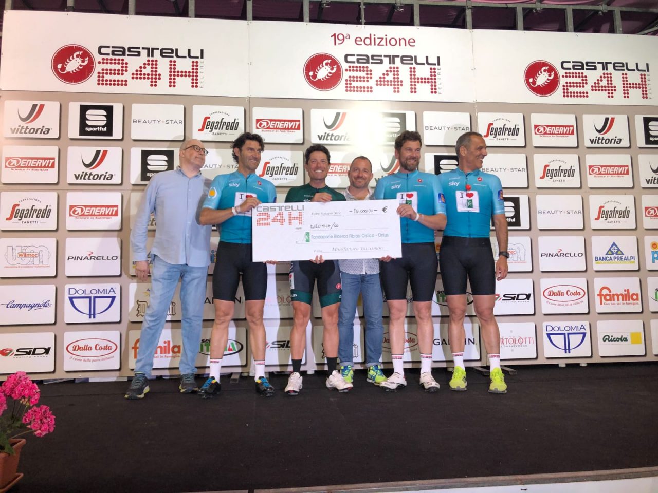 Pedala per 24 ore e raccoglie 10mila euro per la fibrosi cistica