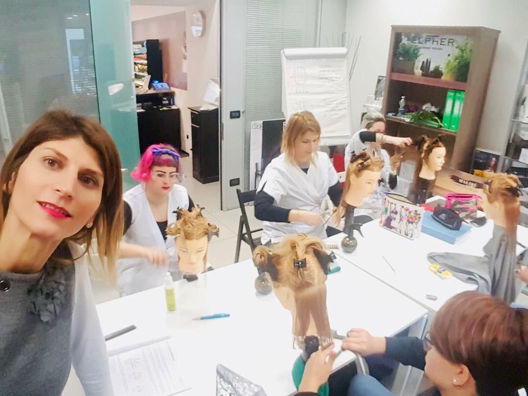 All’Estro Academy piega, taglio e colore gratis