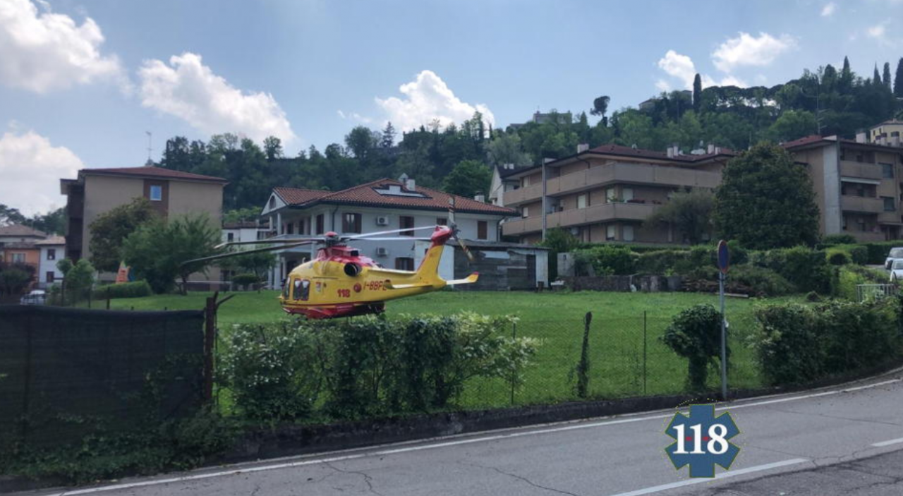 Bimbo di 2 anni cade dal balcone, è grave