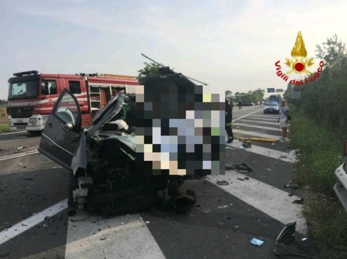 Frontale tra un’auto e un autobus: due morti