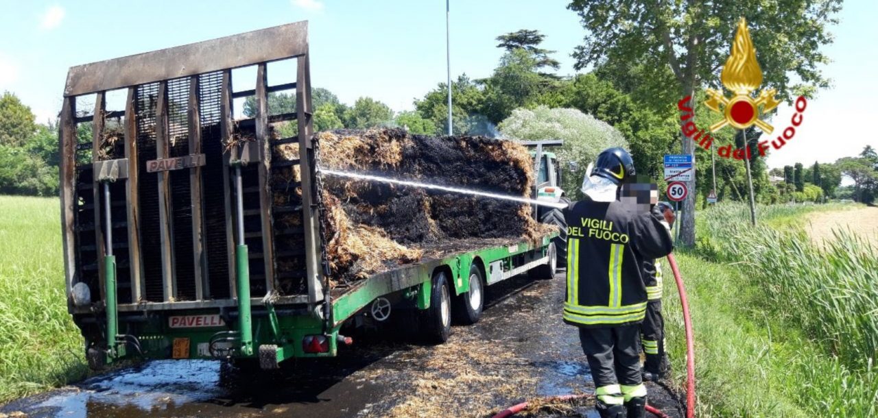 Le balle di fieno vanno a fuoco