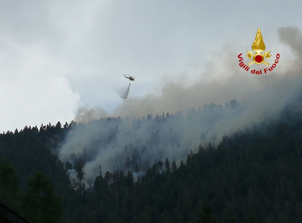 Grande incendio a Cortina, scoppiano ordigni bellici