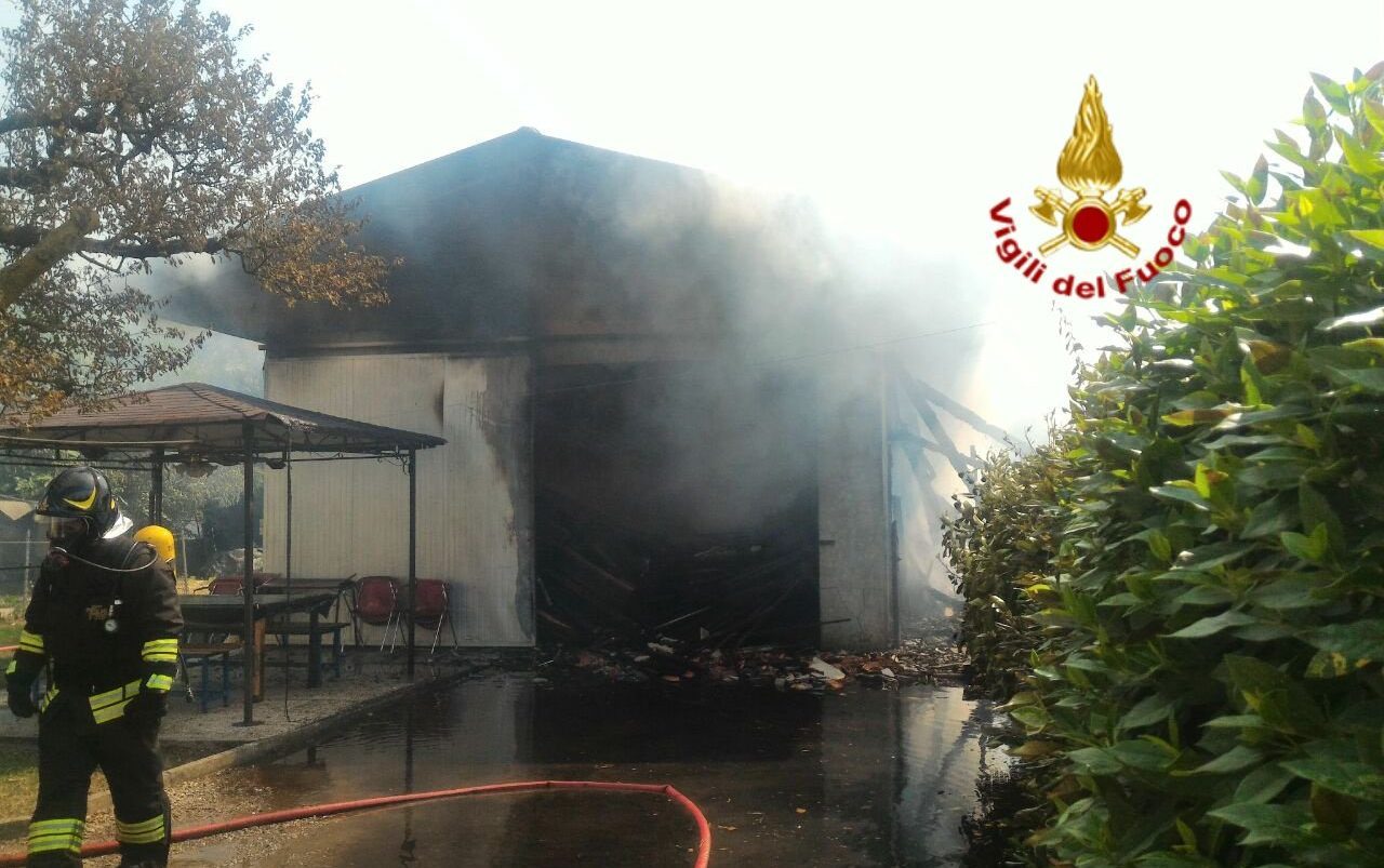 Oderzo, incendio a un capannone, un fumo nero preoccupa gli abitanti