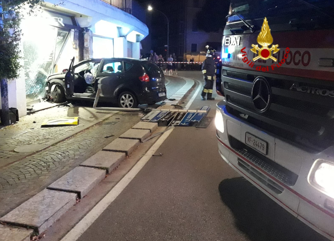 Si schianta contro una vetrina a Conegliano