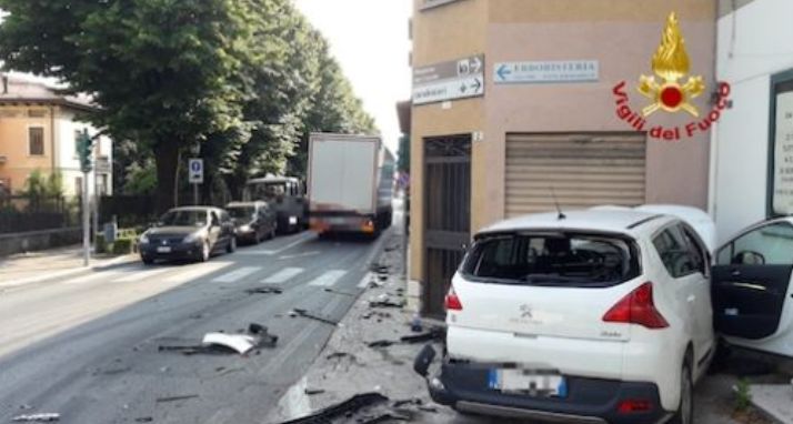 Si scontrano un’auto e un camion a Crespano