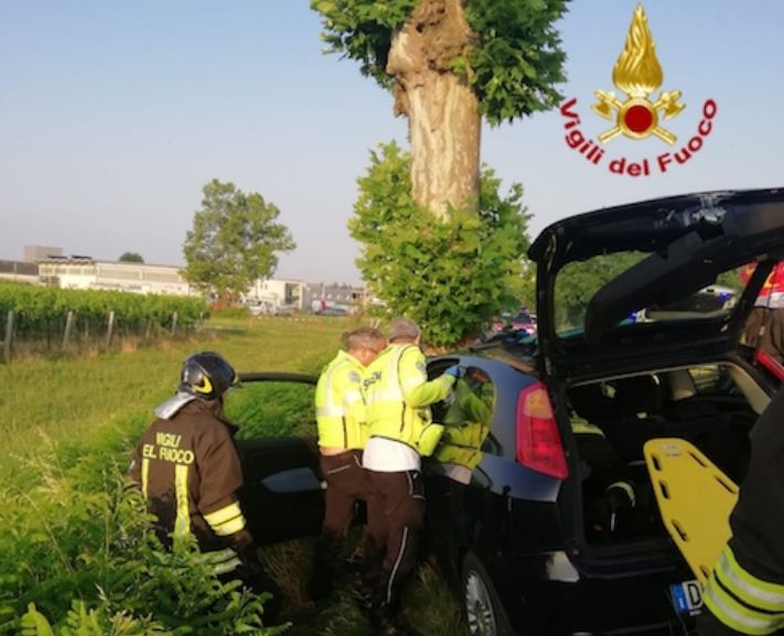 Perde il controllo dell’auto e finisce contro un albero