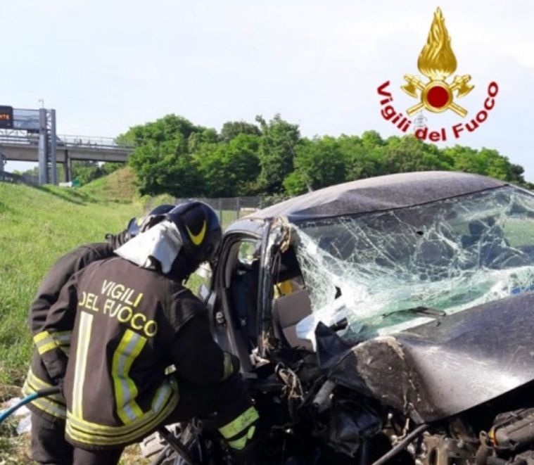 Incidente in autostrada, due donne ferite