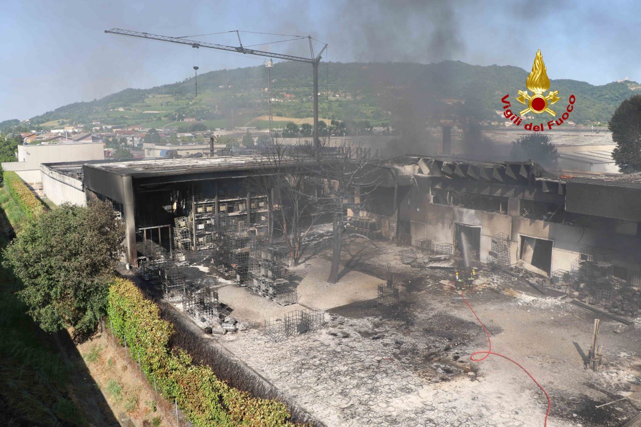 Incendio a Brendola, gli aggiornamenti dell’Arpav