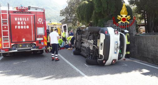 Madre e figlia si ribaltano con l’auto, ferite