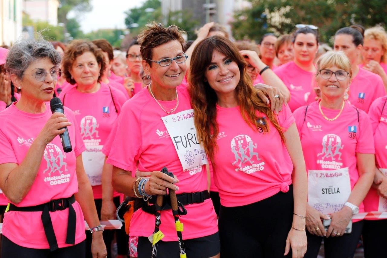 Cinquemila donne colorano di Rosa la notte di Oderzo
