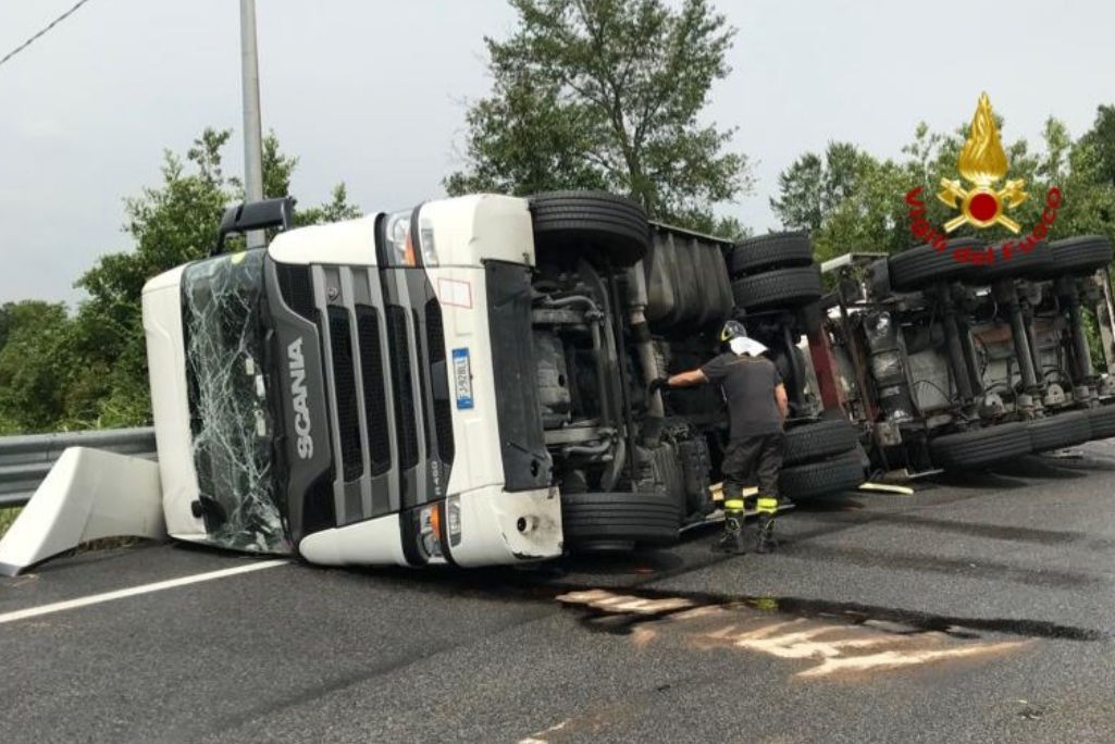 Si rovescia un camion carico di mosto sulla Castellana