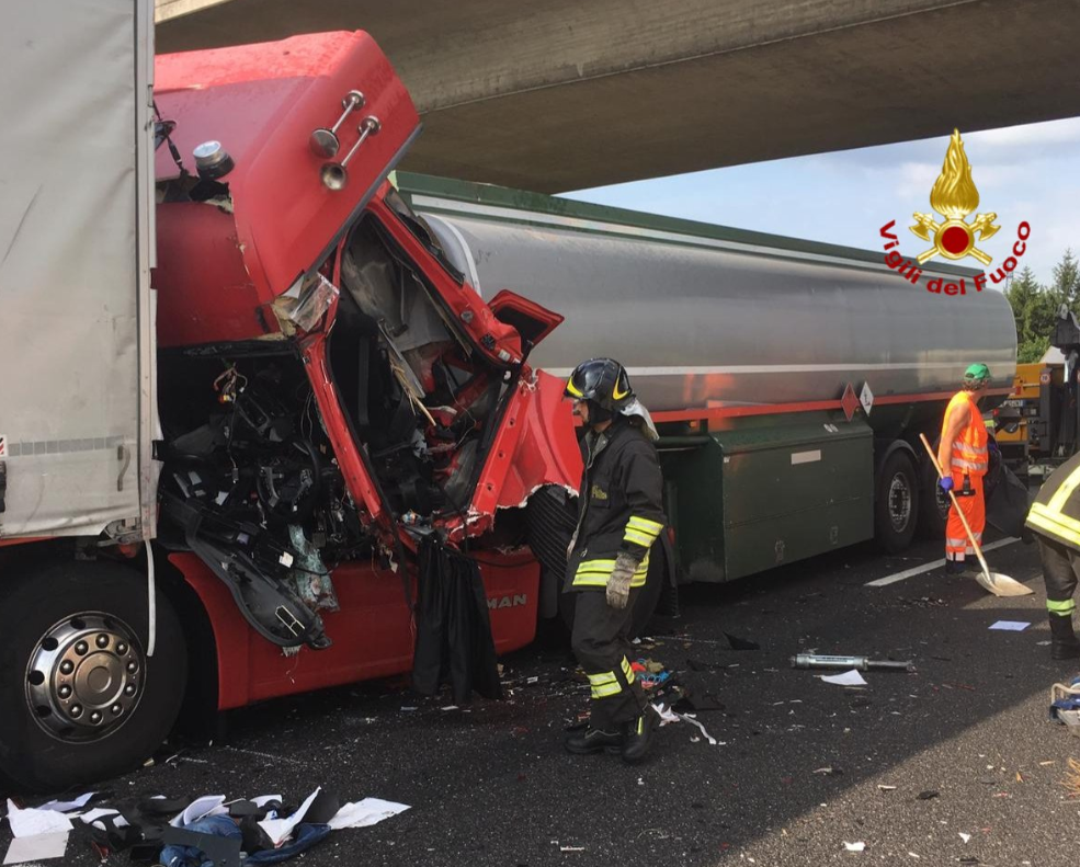 Tamponamento tra Tir sull’A4, un morto