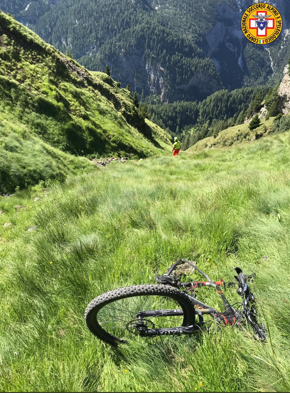Precipita nel vuoto con la mountain bike, è morto