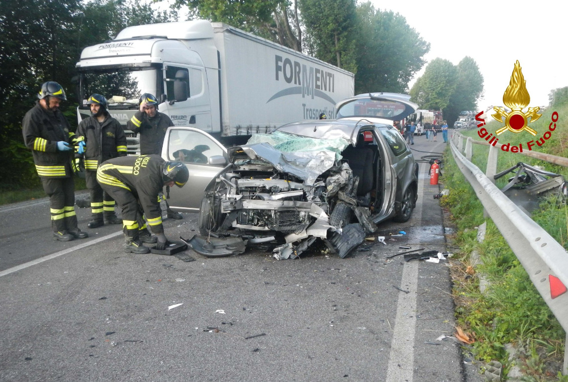 Frontale tra auto e camion, due i feriti