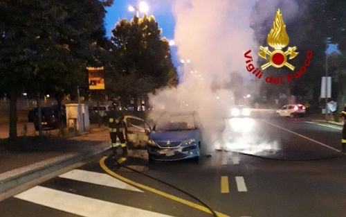 Montebelluna, auto prende fuoco davanti all’ospedale