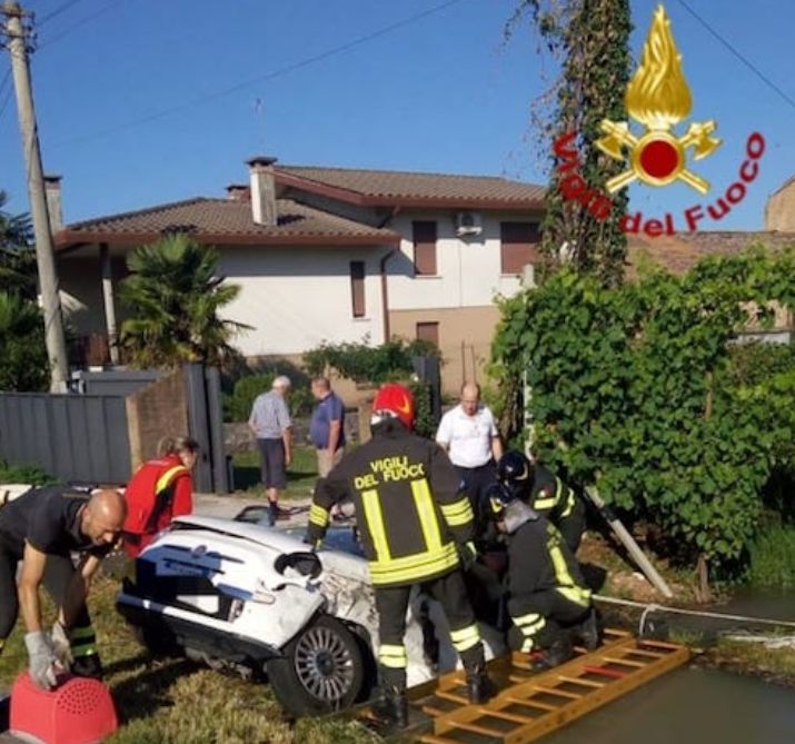 Montebelluna, auto nel fosso tre feriti