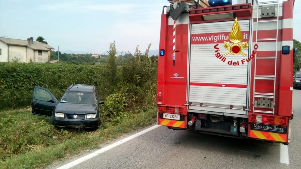 Finiscono con l’auto in un vigneto, due feriti