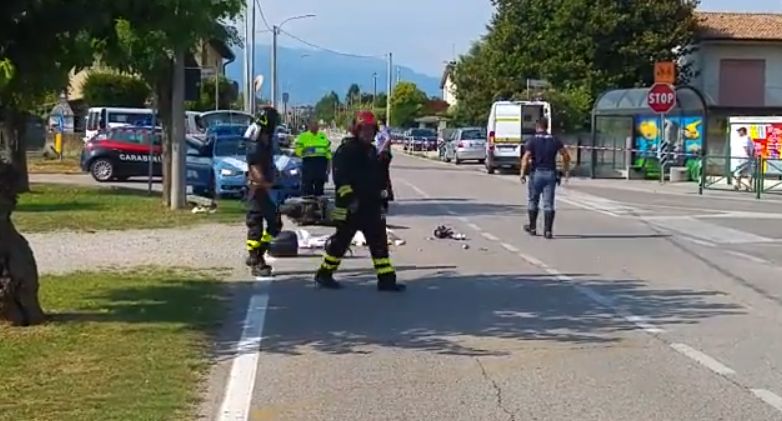 Con lo scooter contro un’auto, muore 45enne di Caerano