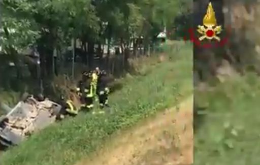 Auto finisce nel fossato sull’A4, quattro feriti