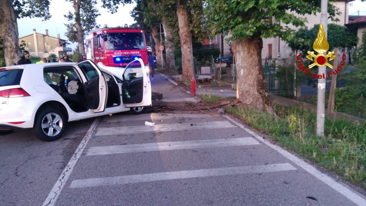 Con l’auto contro un platano, morto