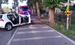 Con l'auto contro un platano, morto