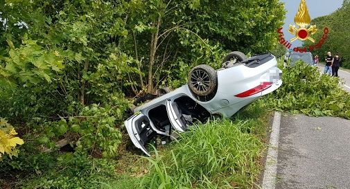 Finisce nel fosso con la Jaguar, due feriti lievi